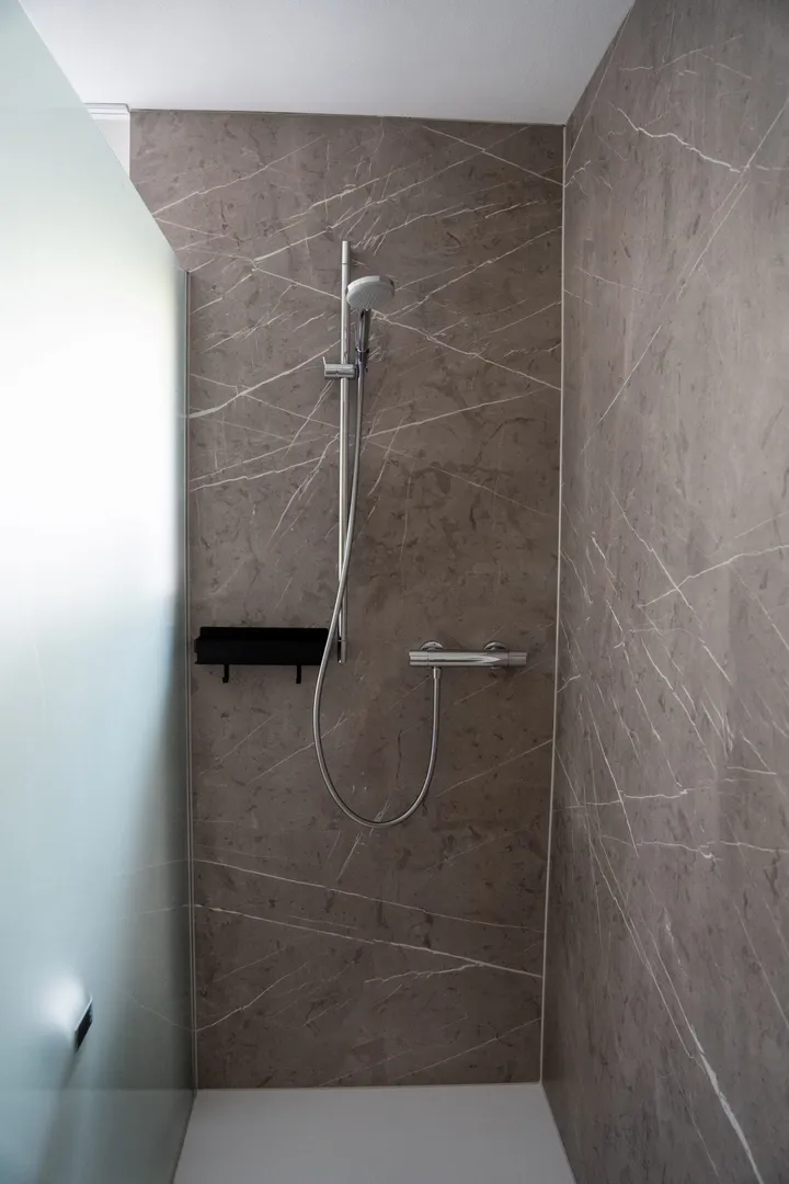Moderne bodenebene Dusche