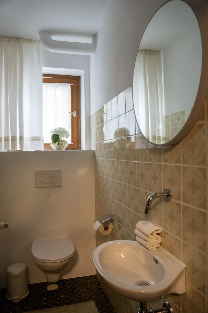 Separates WC mit Handwaschbecken
