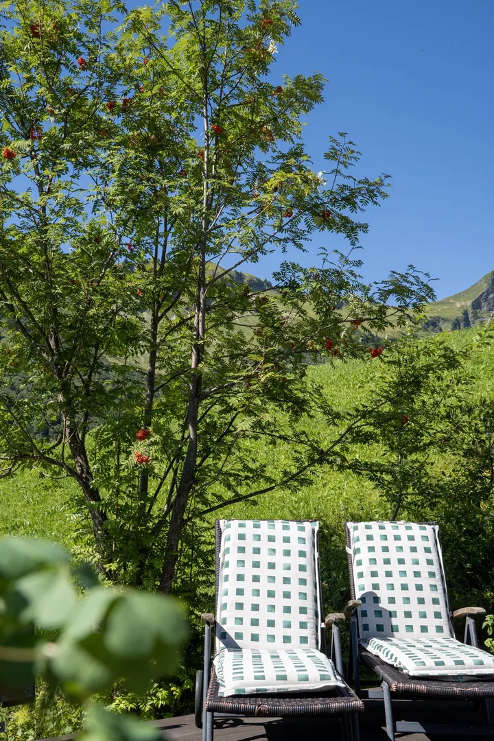 Liegestühle im Garten mit Bergblick