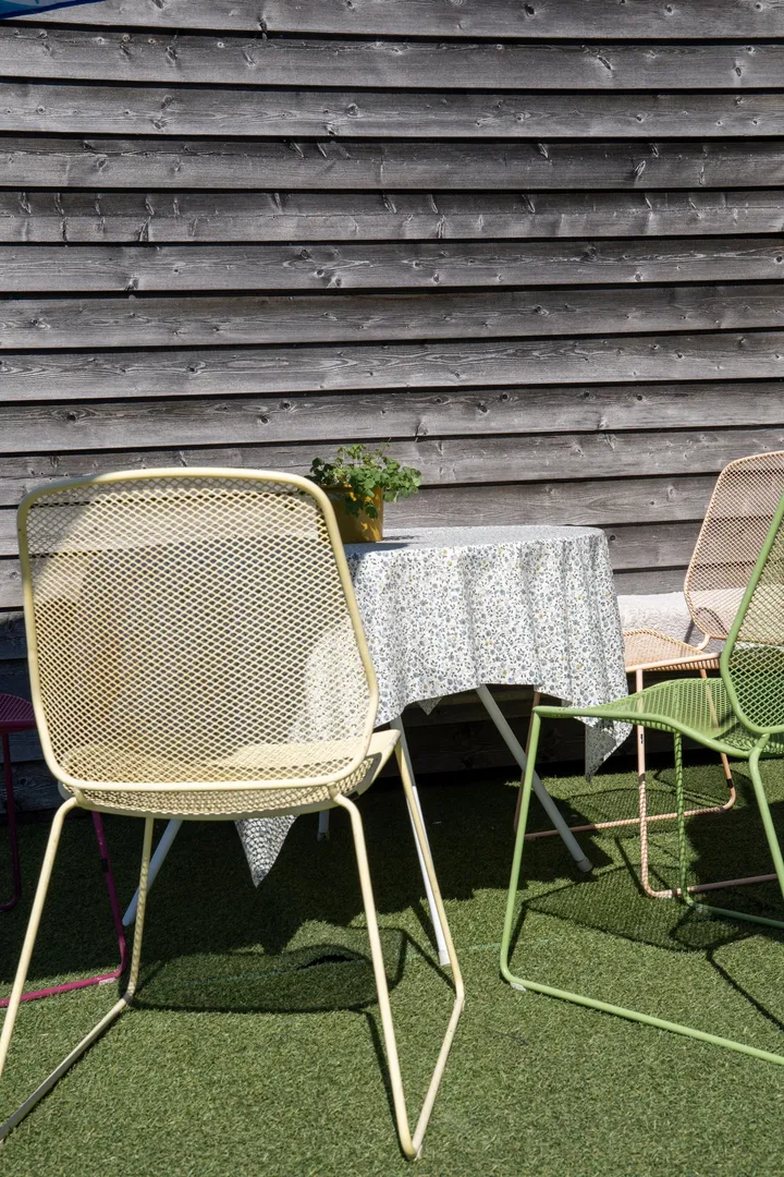 Sitzplatz auf der Terrasse vor der Holzfassade