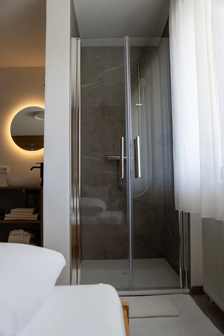 Glasdusche im Schlafzimmer