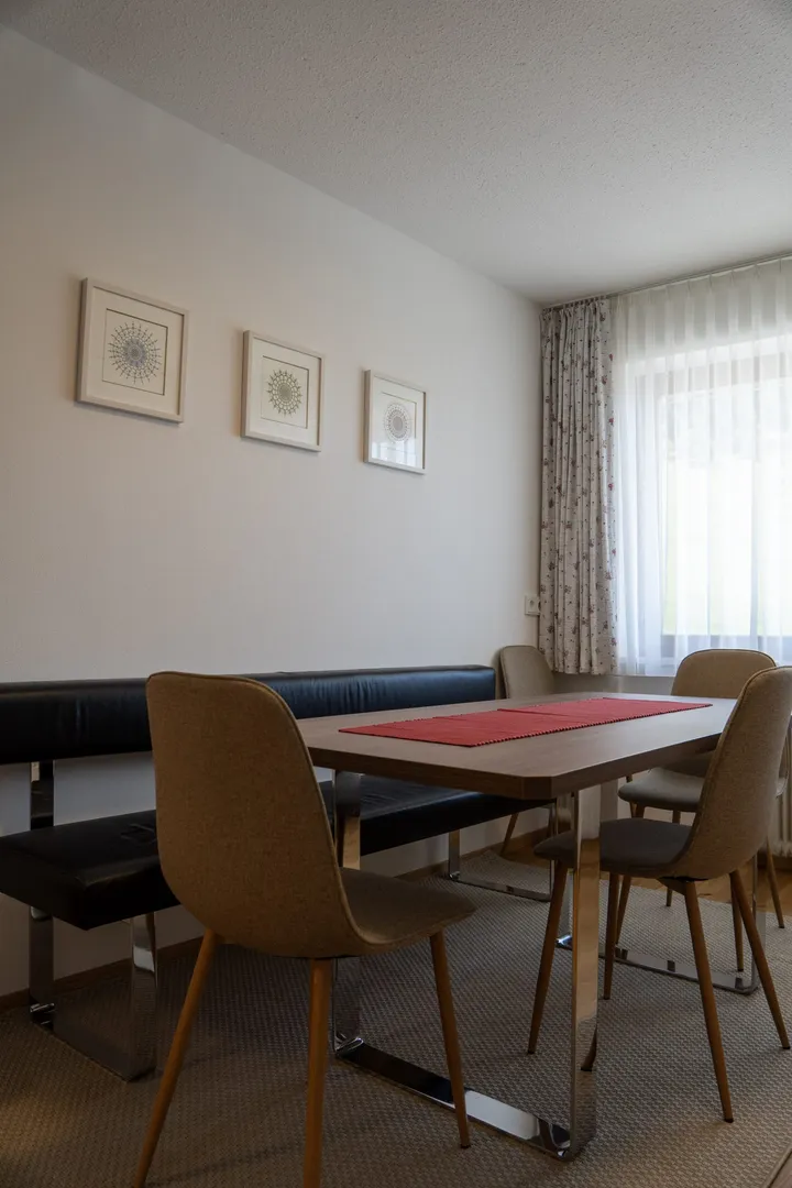 Essbereich mit Tisch und Eckbank
