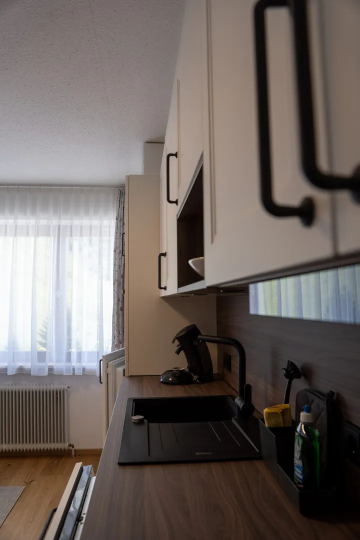 Küche mit Blick zum Fenster