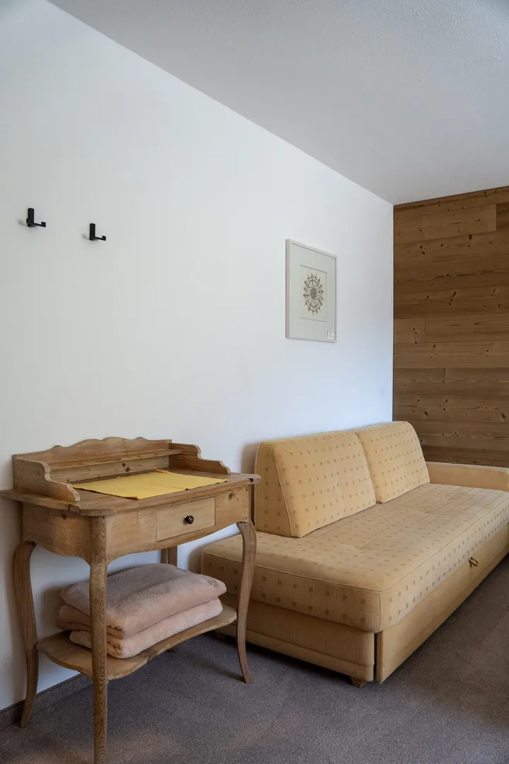 Couch und Kommode im Schlafzimmer