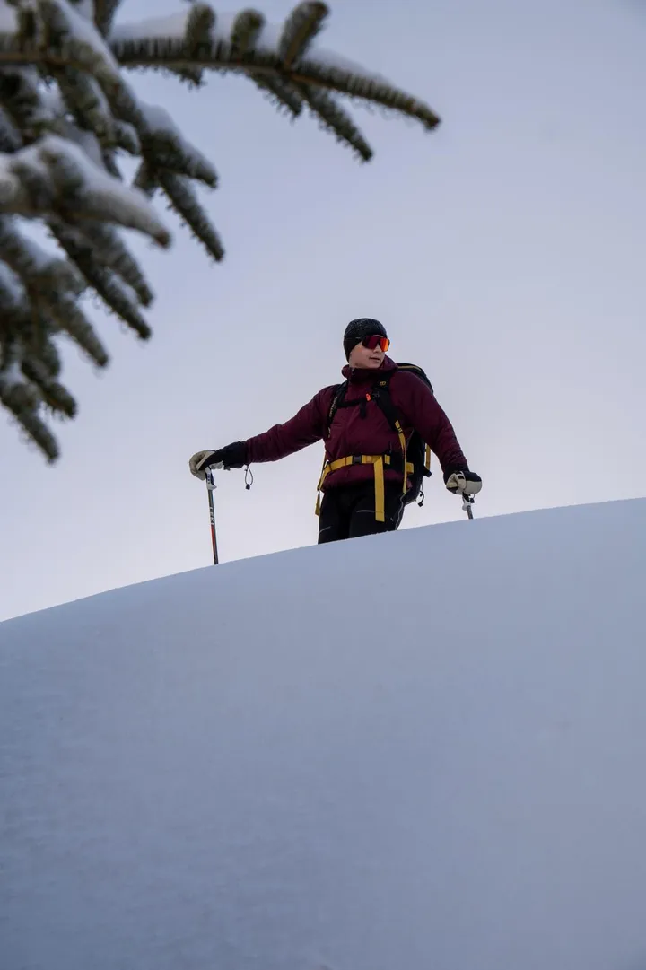 Skitourengeher im Tiefschnee