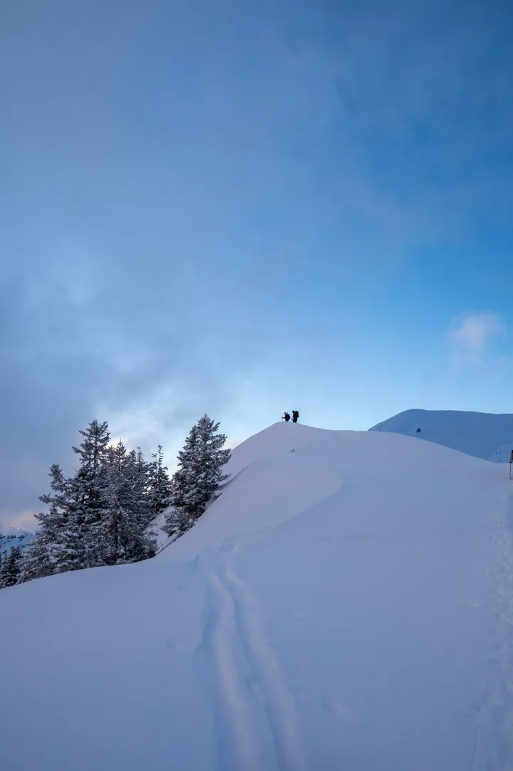 Aufstiegsspur zum Gipfel im Abendlicht